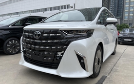 Toyota Alphard 2024 bị bán chênh 300 triệu: Giá lăn bánh bản base hơn 5 tỷ, nhiều nơi găm xe kiếm lời