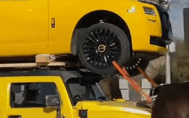 YouTuber lấy Hummer H2 'cõng' Rolls-Royce Ghost đi dạo phố để 'câu view'