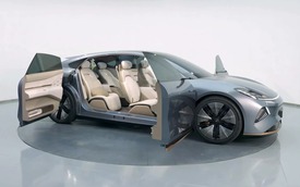 Khi đại gia điện tử làm ô tô: Sedan ví như 'chuyên cơ mặt đất', cửa kiểu Rolls-Royce, giá quy đổi chỉ từ 745 triệu
