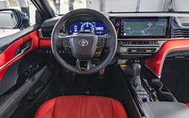 Báo Mỹ đánh giá nội thất Toyota Camry 2025: 'Hiện đại, dễ dùng, không còn cảm giác bị cắt trang bị với bản thấp'