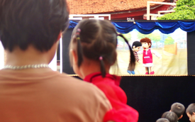 Trẻ em cùng phụ huynh thích thú xem màn kịch rối đặc biệt tại Triển lãm Hành động vì cộng đồng 2023