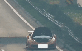 Dừng xe trên cao tốc, những gì xảy ra sau đó khiến cho tài xế chiếc Lamborghini không khỏi hoảng hốt