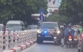 Người đàn ông chặn ô tô biển xanh ở Hà Nội: 2 vấn đề cần làm rõ