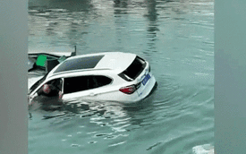 Clip: BMW lao xuống biển, tài xế hoảng hốt mở cửa thoát thân