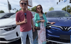Bỏ cọc Tesla mua VinFast VF 8, đôi vợ chồng chia sẻ: ‘Bị ném đá rất nhiều nhưng vẫn tự hào khi ngồi lên xe do người Việt Nam sản xuất’