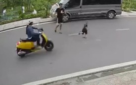 Con nhỏ chạy vụt qua đường bị xe máy tông trúng, người bố lao vào đánh nữ tài xế