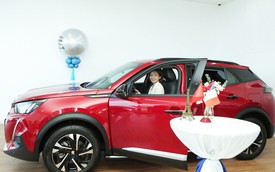 VĐV điền kinh Nguyễn Thị Oanh chính thức nhận xe Peugeot 2008