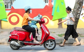 Nguy hiểm rình rập khi cho trẻ nhỏ ngồi trước xe máy