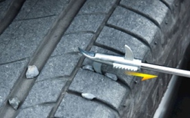Đá sỏi dính vào rãnh lốp ô tô có nguy hiểm không?