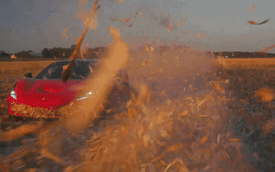 Siêu xe Ferrari bốc cháy sau thử nghiệm lái qua cánh đồng ngô