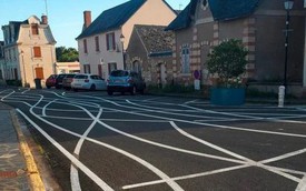 Thị trấn Pháp kẻ làn đường 'rối như tơ vò' để ngăn nạn chạy xe quá tốc độ