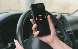 Có nên sạc điện thoại trên ô tô?