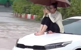 Cô gái ngồi trên ô tô lướt điện thoại giữa biển nước: Đây là kỷ niệm đáng nhớ
