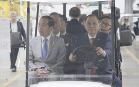 Ông Phạm Nhật Vượng lái xe chở Tổng thống Indonesia thăm nhà máy VinFast