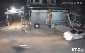VIDEO: Chiếc xe nát vụn, tài xế nằm dính trên nóc capo sau cú tông với tốc độ xé gió