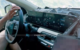 Sedan điện ‘giá rẻ’ Kia EV4 lộ nội thất sang xịn: 3 màn hình chung mặt kính, vô lăng 2 chấu, bỏ cần số rườm rà