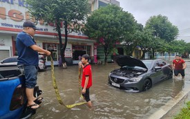 Mưa như trút ở Quảng Nam, ô tô 'chết đuối' giữa biển nước