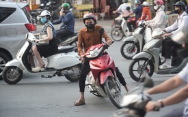 Hãi hùng cảnh người dân liều "cắt" đầu ô tô, lao qua dòng xe để xuống hầm chui Thanh Xuân