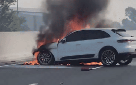 Xe Porsche bốc cháy ngùn ngụt, trơ khung trên cao tốc Hà Nội - Hải Phòng