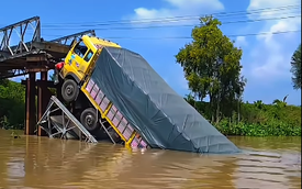 Toàn cảnh hiện trường vụ sập cầu ở An Giang: Tải trọng cầu chỉ 5 tấn, xe tải chở đến... 30 tấn gạch lao qua