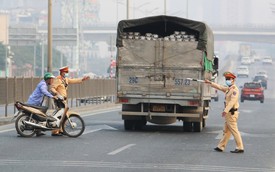 Bất chấp nguy hiểm đi xe máy vào cao tốc, người đàn ông nói do "vội"