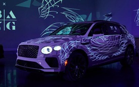 Chiếc Bentley Bentayga này được dán họa tiết cực cầu kỳ nhưng muốn xem được phải dùng loại ánh sáng đặc biệt