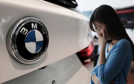 Đặt cọc gần 200 triệu đồng mua BMW nhưng 8 năm sau mới nhớ ra, người phụ nữ đến mua xe thì cửa hàng phản hồi: “Chị phải bồi thường cho chúng tôi”