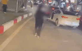 Clip tài xế Mazda cầm dao chém rách lốp xe buýt, tỏ thái độ "hổ báo" ngay giữa phố Hà Nội
