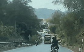 "Chơi trội" trên quốc lộ, hai thanh niên chạy xe máy nhận thông báo bất ngờ trong đêm