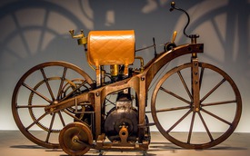 Chiếc xe máy đầu tiên trên thế giới đã được tạo ra như thế nào?