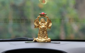 Đặt tượng Phật trên xe ô tô như thế nào khi mong cầu may mắn, bình an?