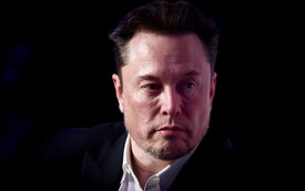 Lần đầu tiên trong lịch sử, Elon Musk mất ngôi giàu nhất thế giới vào tay 1 ‘cụ ông’ 60 tuổi đã nghỉ hưu