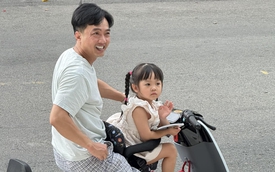 Hình ảnh giản dị của đại gia Cường Đô La: Mặc quần "xà lỏn", đi dép lê, chở con đi học bằng xe hai bánh