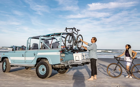 Chiếc Land Rover Defender này dễ hút khách đi chơi biển: Như nhà nghỉ di động, nhiều đồ chơi để 'quẩy', giá quy đổi 6,3 tỷ