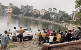 Hà Nội: Ô tô lao xuống hồ Định Công, gần 30 người giúp sức kéo lên