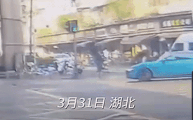 Những ai đã đặt mua hàng hot Xiaomi SU7 chắc sẽ hoang mang khi xem clip này: Chiếc sập gầm, chiếc đâm lề đường