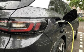 Sạc xe điện dưới trời mưa có an toàn?