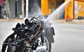 Tưới nước cho xe máy để hạ nhiệt, đúng hay sai?