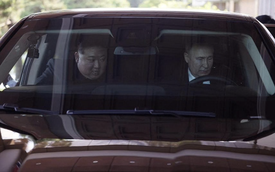 Tổng thống Vladimir Putin đích thân lái xe chở ông Kim Jong-un