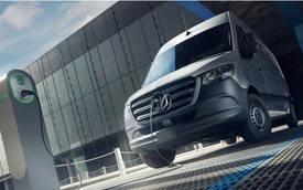 Mercedes-Benz Sprinter 2024 ra mắt: Lần đầu tiên có tùy chọn thuần điện, giá quy đổi từ 1,2 tỷ đồng