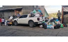 Đỗ chắn bãi rác, Ford Ranger bị cư dân biến thành 'bãi rác công cộng' thay thế