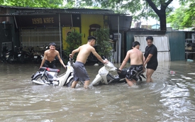 Hà Nội: Gần 100 xe chìm nghỉm trong hầm chung cư mini sau đêm mưa lớn, nhiều người chung tay "vớt" ra ngoài