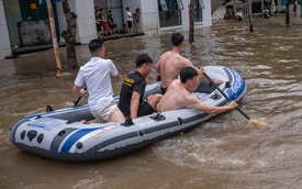 Toàn cảnh Hà Nội ngập kinh hoàng sau trận mưa lớn: Nhiều tuyến phố thành sông, người dân mang thuyền phao ra chèo, xe chết máy la liệt