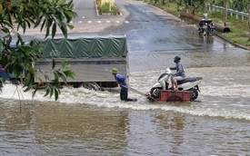 Hai tuần sau bão, người dân vẫn phải dùng xe bò vượt qua vũng ngập ở Đại lộ Thăng Long