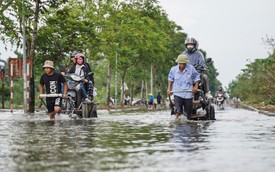 Người dân qua đại lộ Thăng Long bỏ 50.000 đồng/lượt xe bò để ‘vượt ngập’