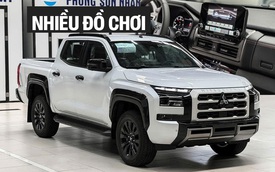 Mitsubishi Triton 2024 về đại lý, lần đầu lộ chi tiết nội thất: Màn hình lớn, camera 360, ADAS dễ khiến khách Việt phân vân với Ranger