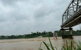 Sập cầu Phong Châu: 10 ô tô, 2 xe máy, 13 người rơi xuống sông Hồng