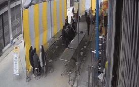 Clip ô tô mất lái tông thẳng vào rạp đám tang dựng dưới lòng đường ở Hải Dương