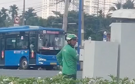 Đã xác định được danh tính người mặc đồ GrabBike chỉnh tín hiệu đèn giao thông ở TP Thủ Đức