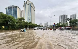 Nhiều tuyến đường Hà Nội vẫn bị phong tỏa vì ngập sâu, dân bì bõm lội nước đi làm